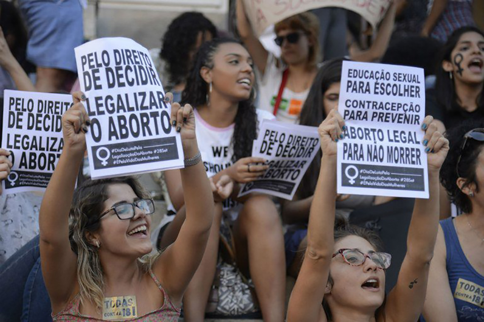 Câmara analisa PEC 181, que proíbe abortos em todos os casos